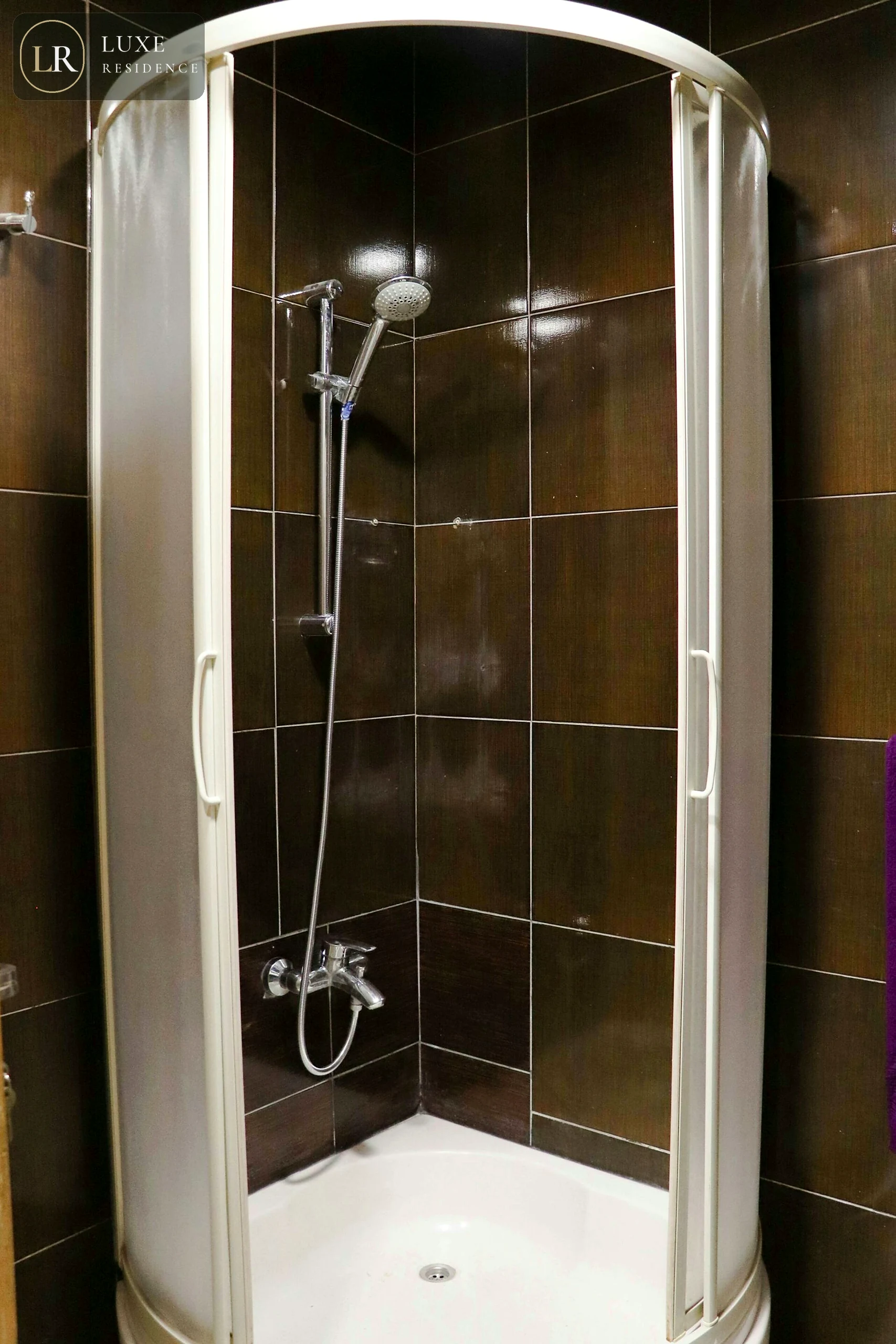 Full bathroom 1 Room 1