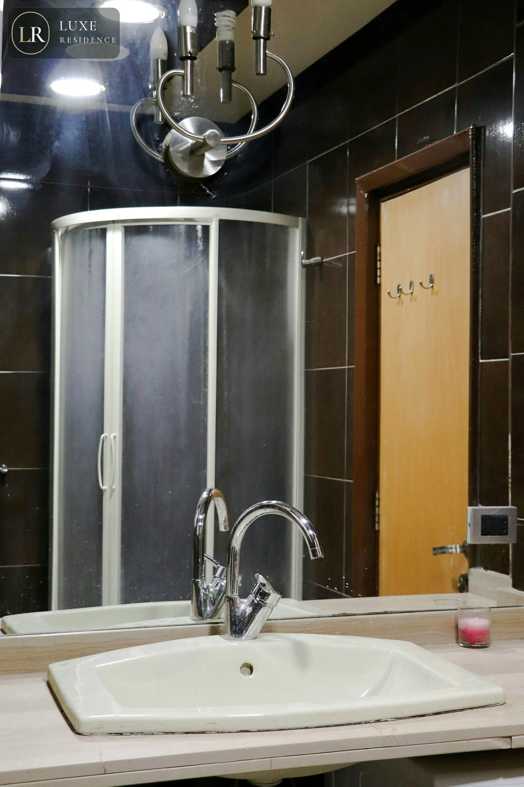 Full bathroom 1 Room 2