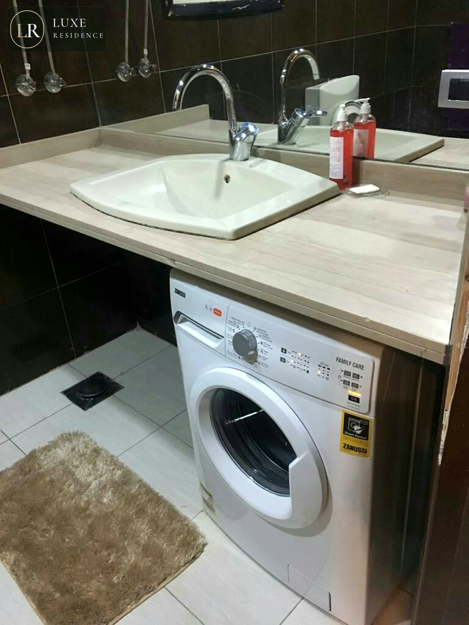 Full bathroom 1 Room 4
