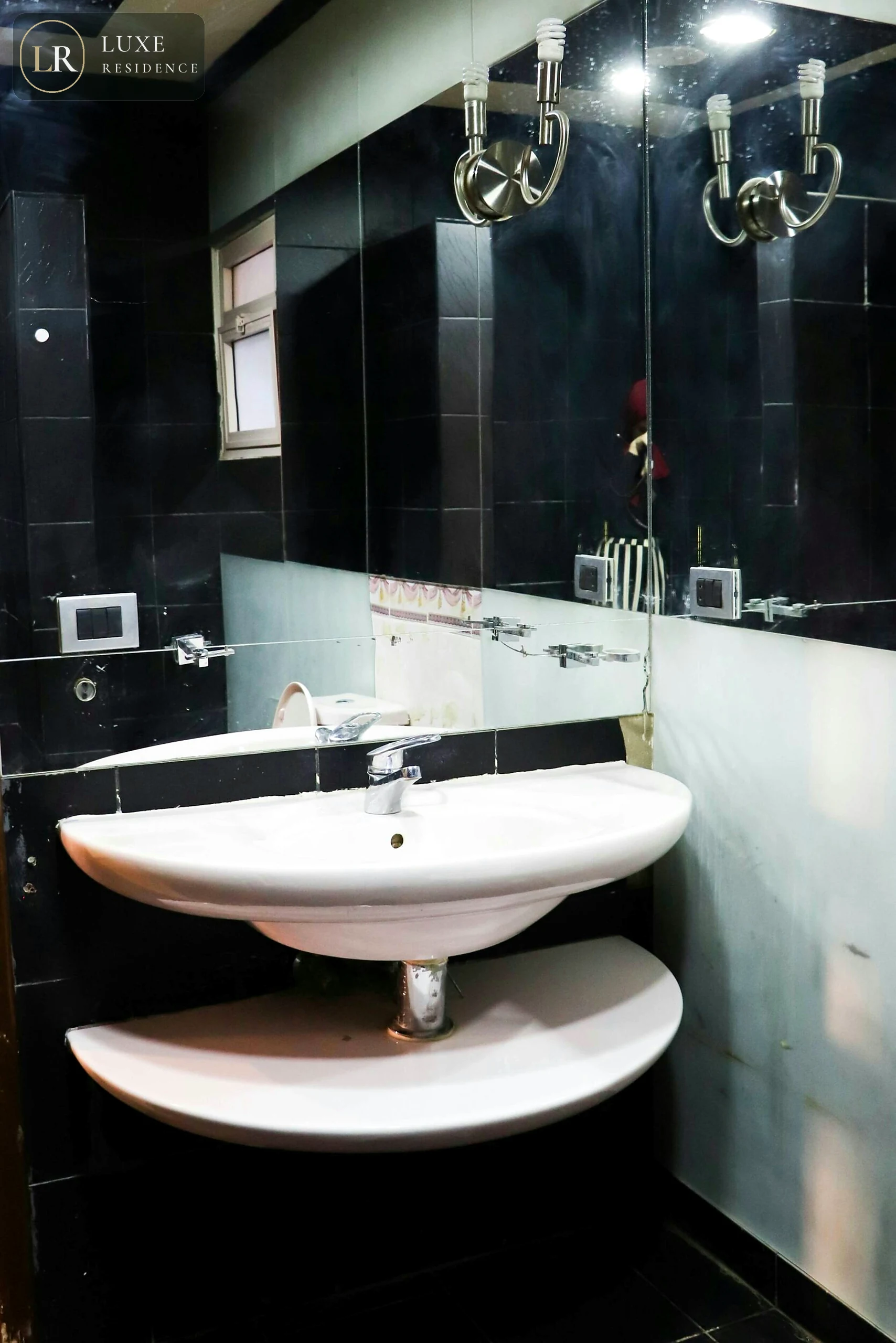 Full bathroom 2 Room 1