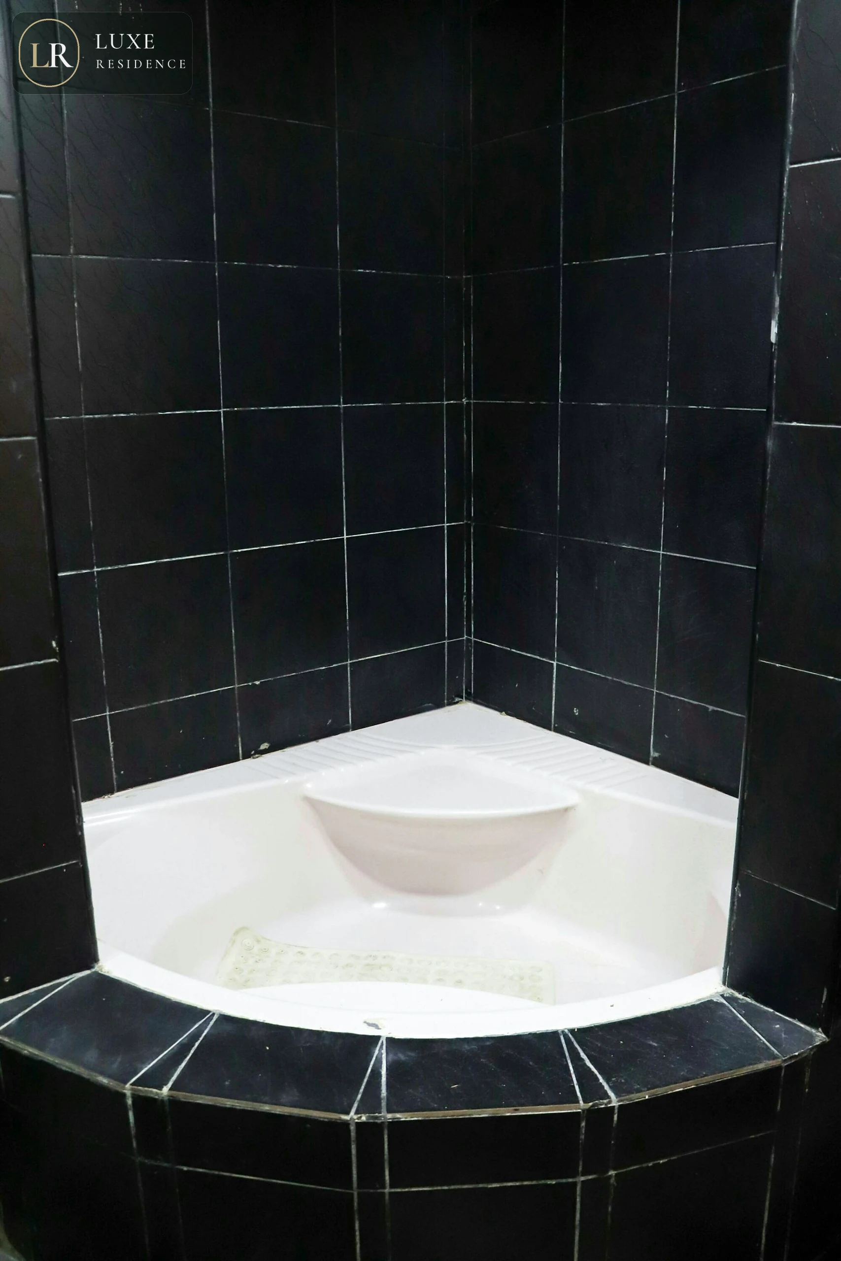 Full bathroom 2 Room 2