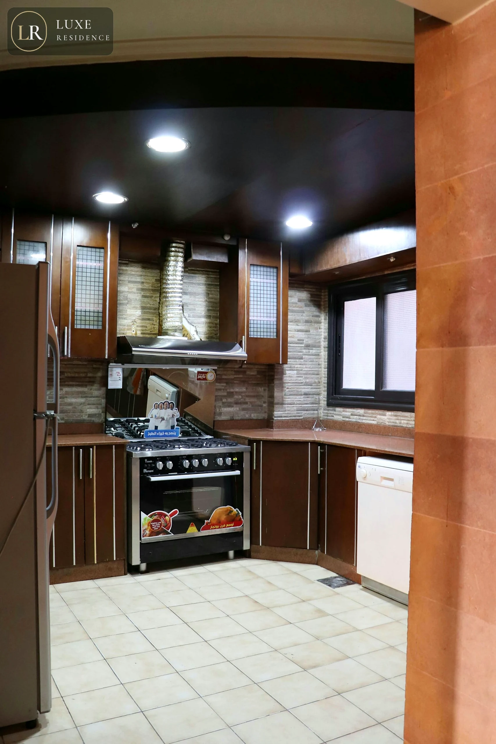 Full kitchen Room 1