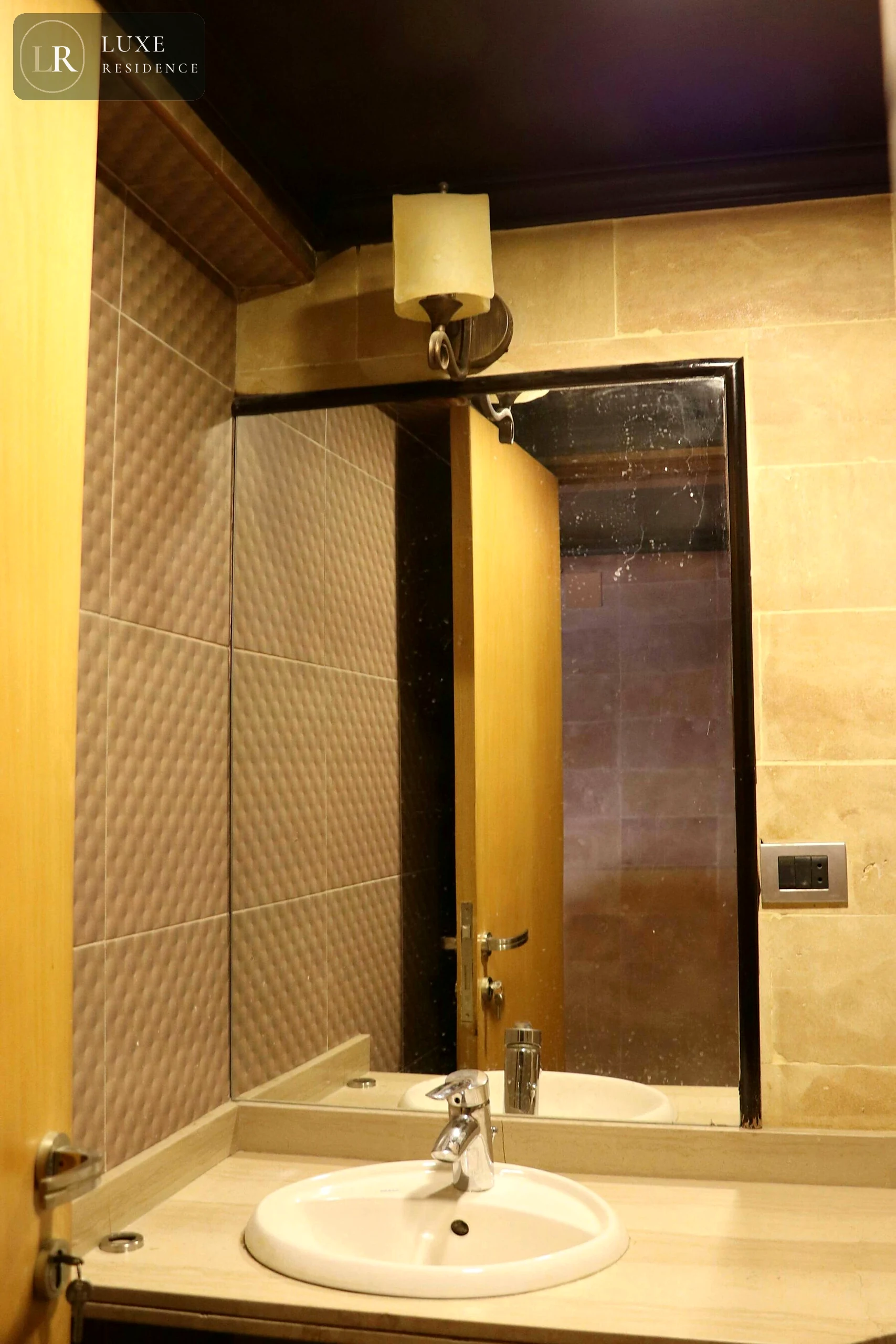 Half bathroom Room 3