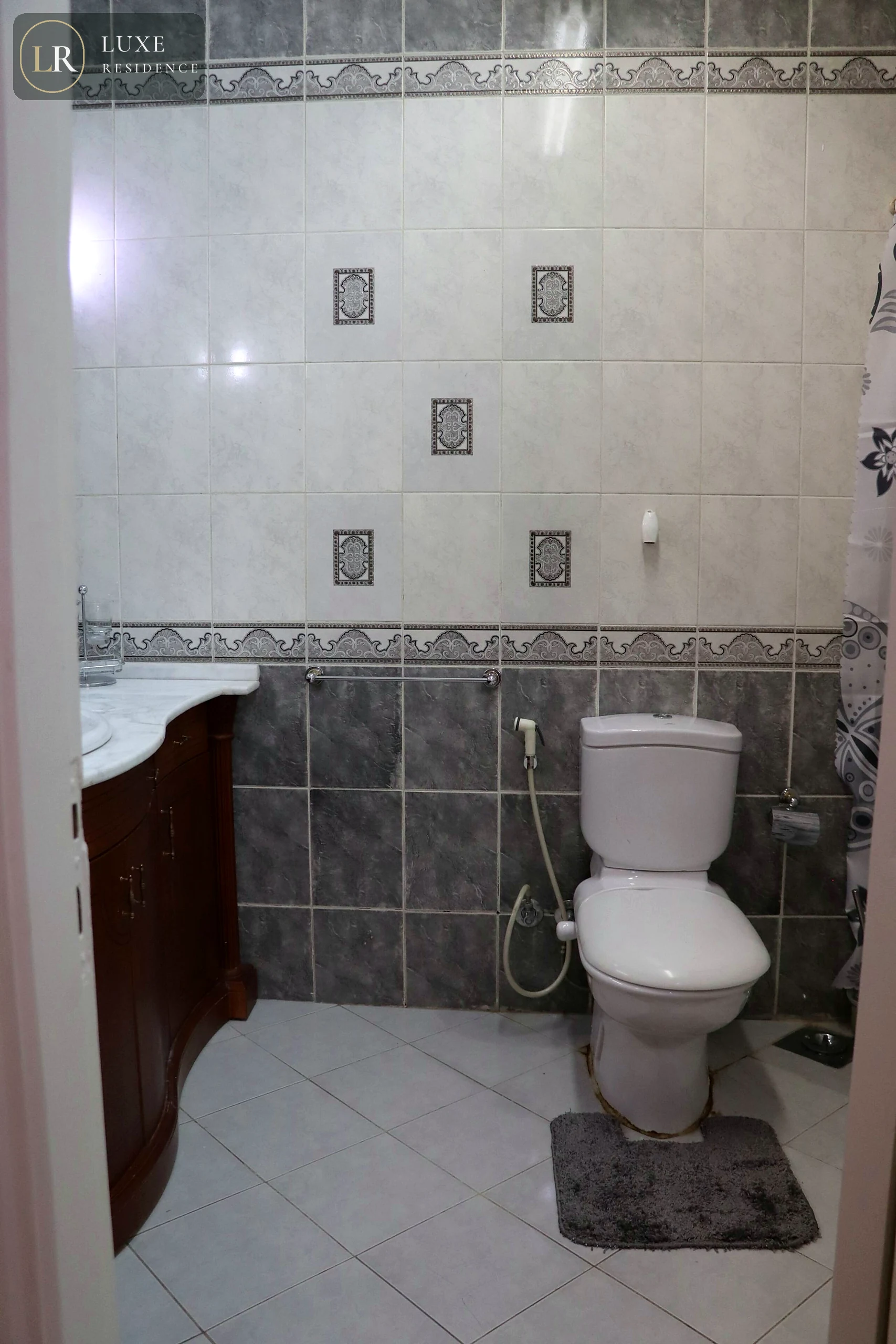 Full bathroom Room 2
