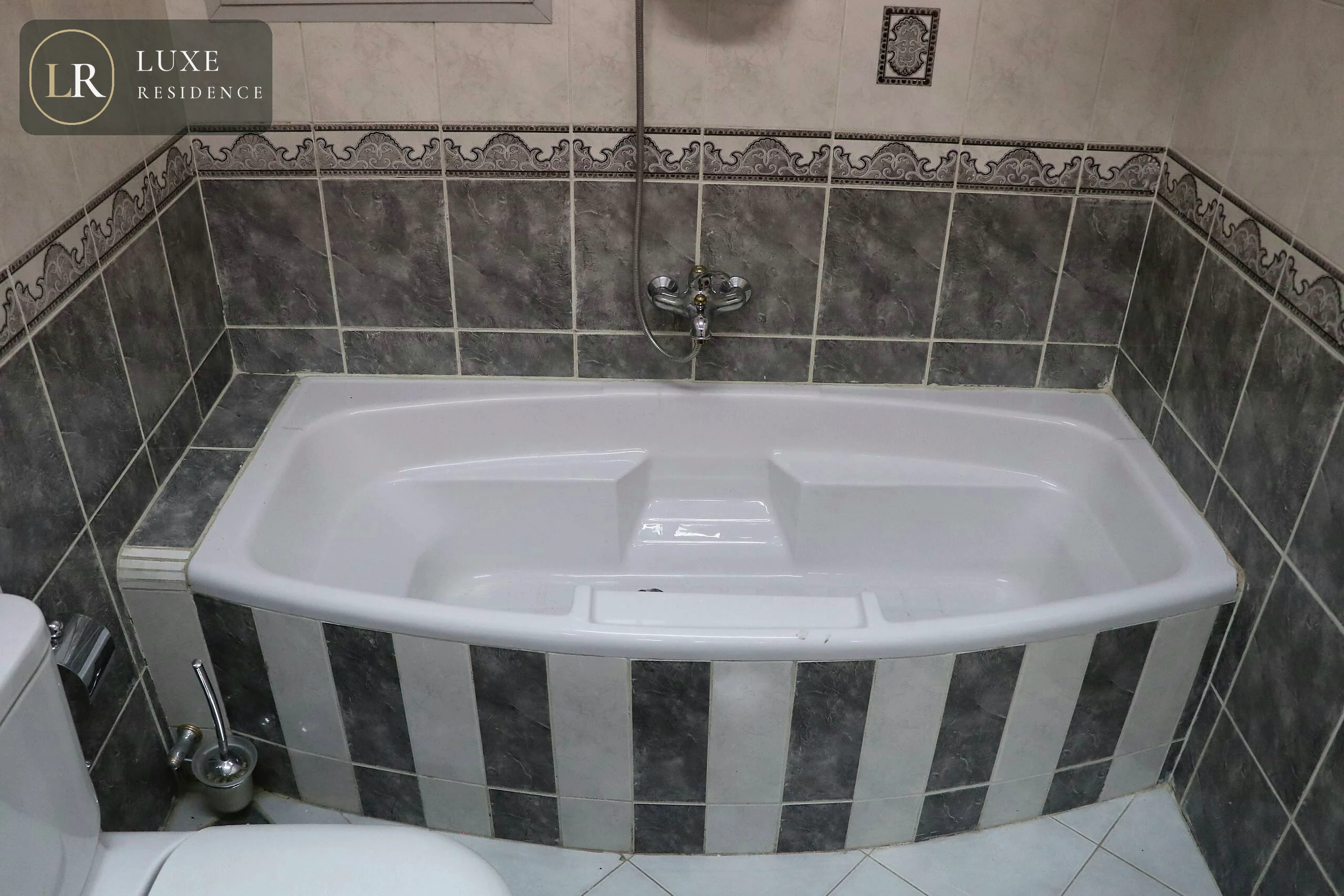 Full bathroom Room 5