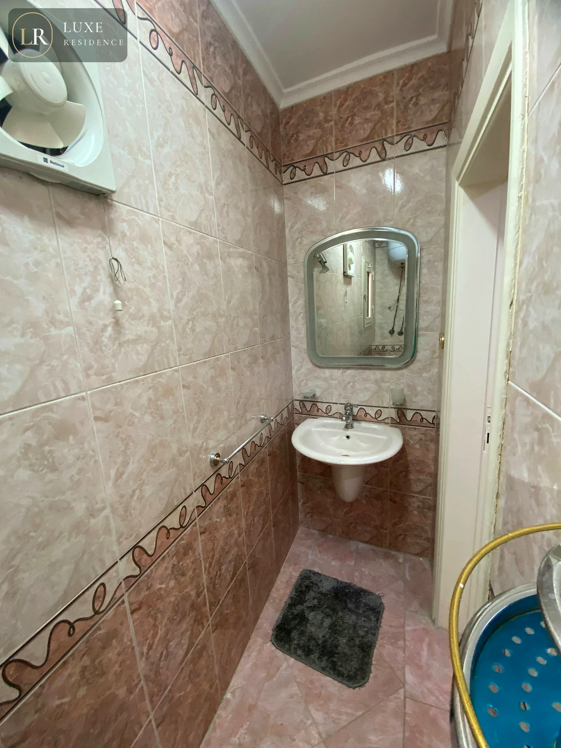 Half bathroom Room 2