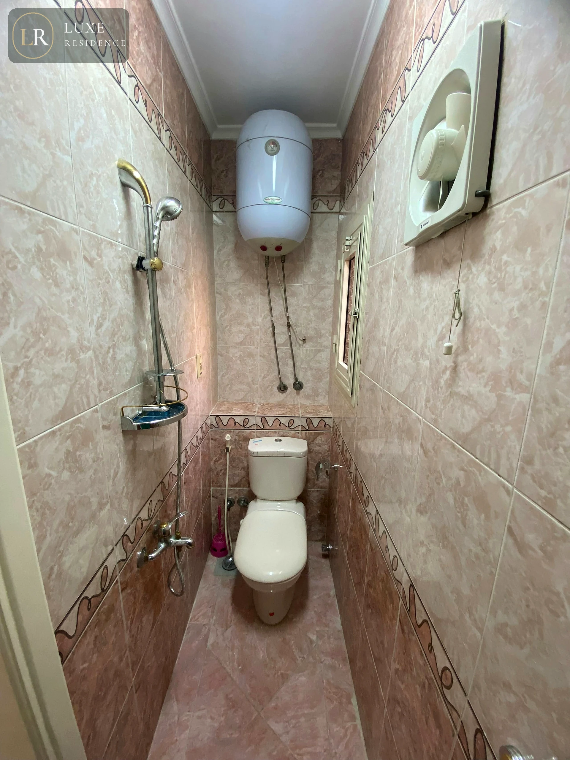 Half bathroom Room 3