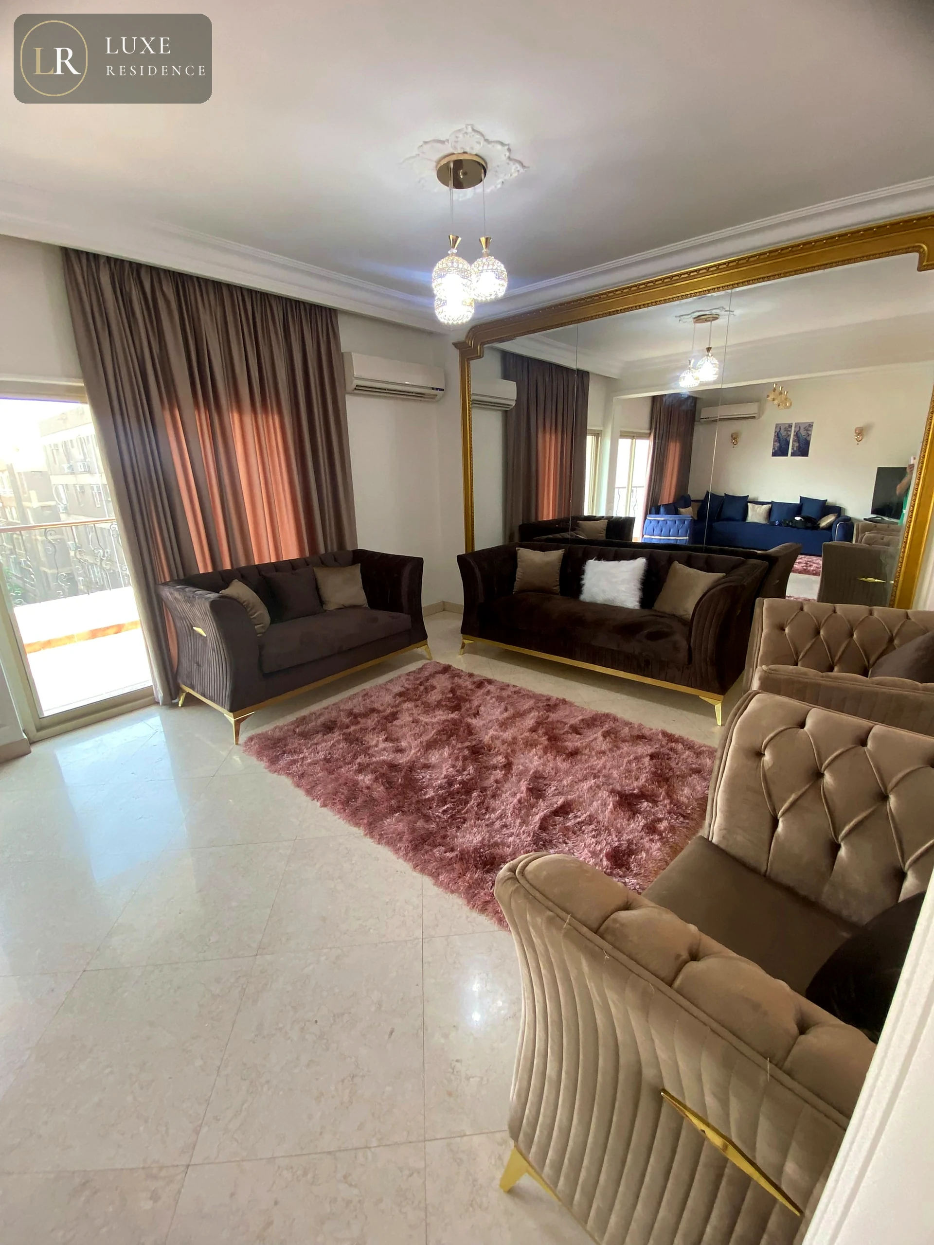 Living hall with access to the balcony