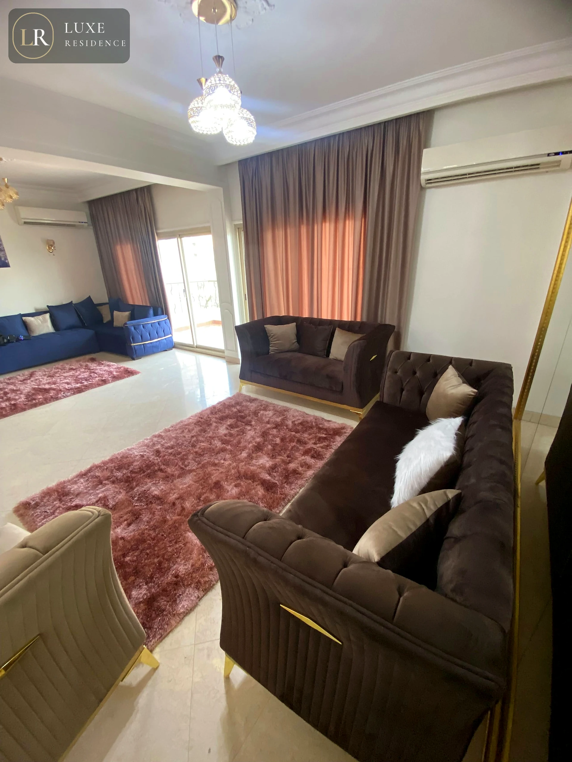 Living hall with access to the balcony